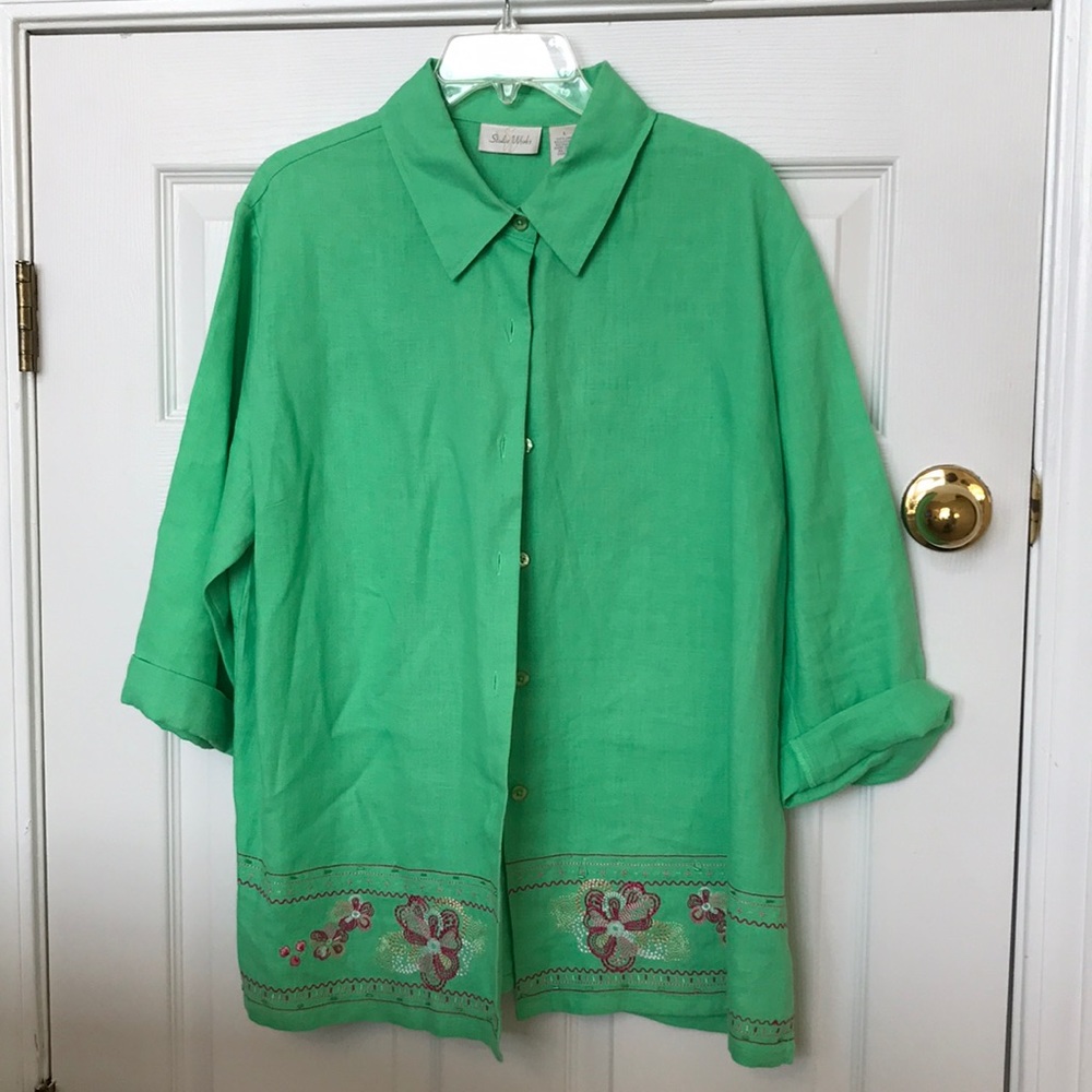 💯% Linen Spring green with floral hem detail. Ideal for St Patrick’s Day